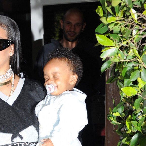 Rihanna a expliqué aux paparazzis que la maternité est quelque chose qu'elle adore.
Rihanna, son compagnon et son fils à Santa Monica, le 5 avril 2023.
© TheImageDirect / Bestimage