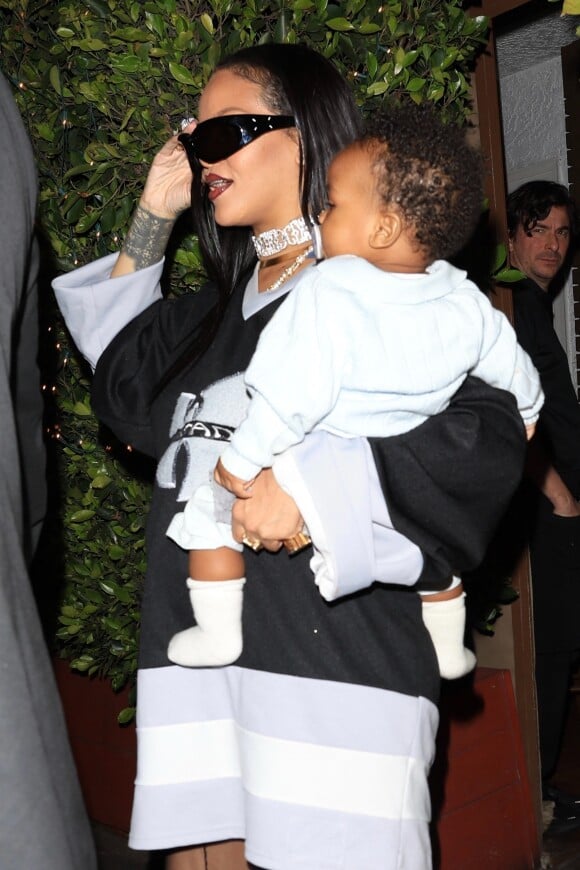 Rihanna va bientôt agrandir sa famille.
Rihanna, A$AP Rocky et leur fils, sortent d'un restaurant à Santa Monica, le 5 avril 2023.
© TheImageDirect / Bestimage