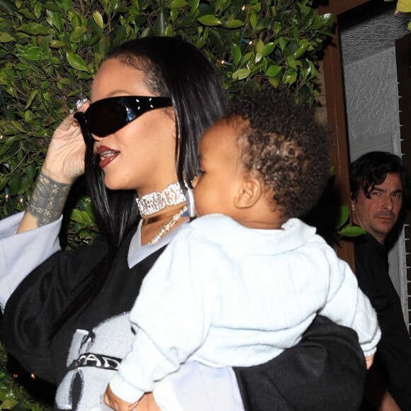 Rihanna va bientôt agrandir sa famille.
Rihanna, A$AP Rocky et leur fils, sortent d'un restaurant à Santa Monica, le 5 avril 2023.
© TheImageDirect / Bestimage