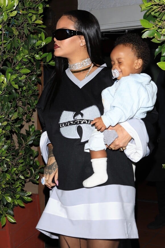 Rihanna affiche son beau baby bump en sortant d'un restaurant.
Rihanna, A$AP Rocky avec leur fils au restaurant Giorgio Baldi à Santa Monica le 5 avril 2023.
© Backgrid USA / Bestimage
