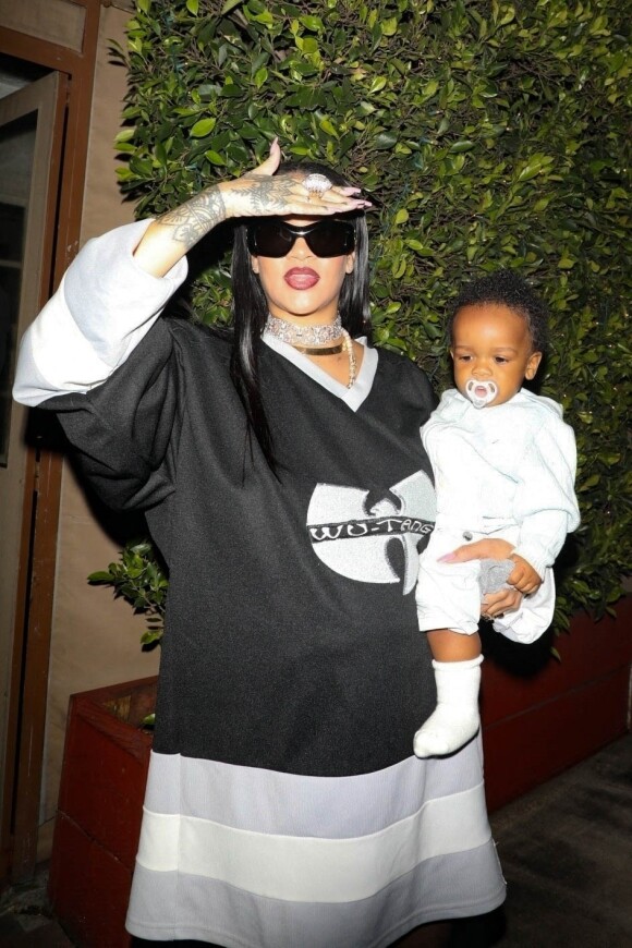 Rihanna enceinte, son compagnon et son fils à Santa Monica le 5 avril 2023.
© Backgrid USA / Bestimage