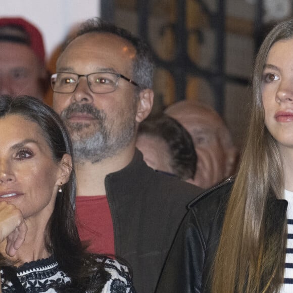 La reine Letizia et la princesse Sofia - La famille royale d'Espagne assiste à la traditionnelle célébration de la Passion vivante de Pâques à Chinchon, le 8 avril 2023.