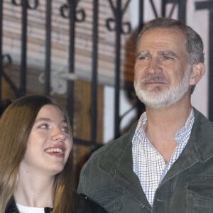 En échange, elle avait prêté à la reine Letizia une blouse à broderies de la marque Sfera.
La princesse Sofia, le roi Felipe VI et la princesse Leonor d'Espagne - La famille royale d'Espagne assiste à la traditionnelle célébration de la Passion vivante de Pâques à Chinchon, le 8 avril 2023.