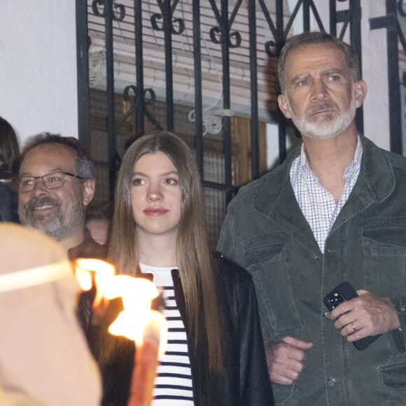 La princesse Sofia, le roi Felipe VI et la princesse Leonor d'Espagne - La famille royale d'Espagne assiste à la traditionnelle célébration de la Passion vivante de Pâques à Chinchon, le 8 avril 2023.