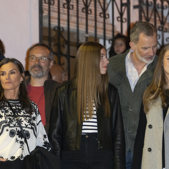 La princesse Leonor d'Espagne, la reine Letizia, la princesse Sofia et le roi Felipe VI - La famille royale d'Espagne assiste à la traditionnelle célébration de la Passion vivante de Pâques à Chinchon, le 8 avril 2023.