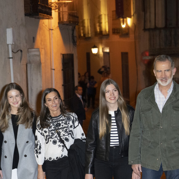 La princesse Leonor d'Espagne, la reine Letizia, la princesse Sofia et le roi Felipe VI - La famille royale d'Espagne assiste à la traditionnelle célébration de la Passion vivante de Pâques à Chinchon, le 8 avril 2023.