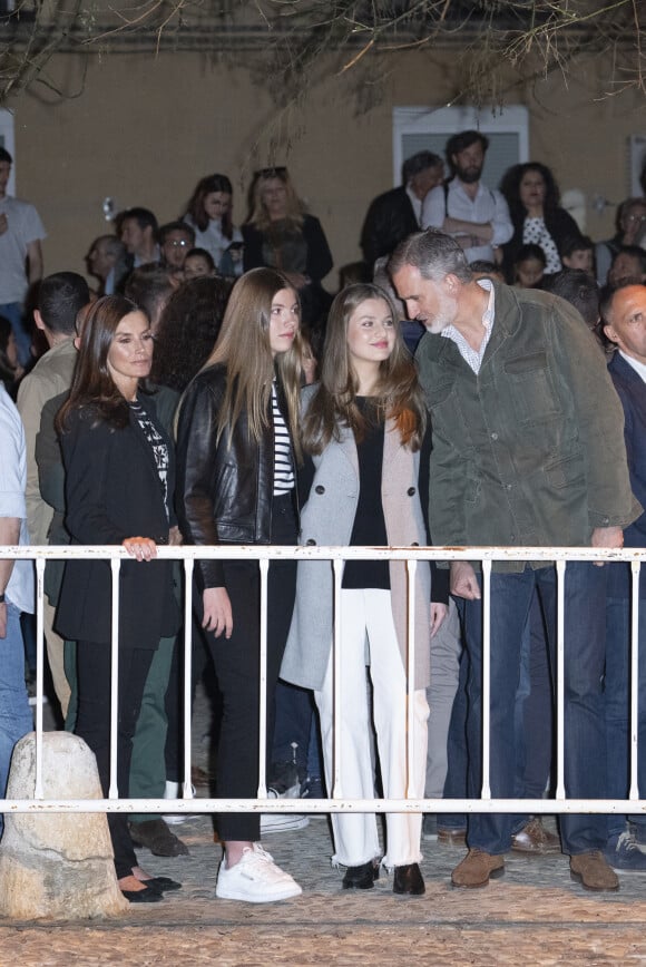 La princesse Sofia, la reine Letizia, la princesse Leonor d'Espagne et le roi Felipe VI - La famille royale d'Espagne assiste à la traditionnelle célébration de la Passion vivante de Pâques à Chinchon, le 8 avril 2023.