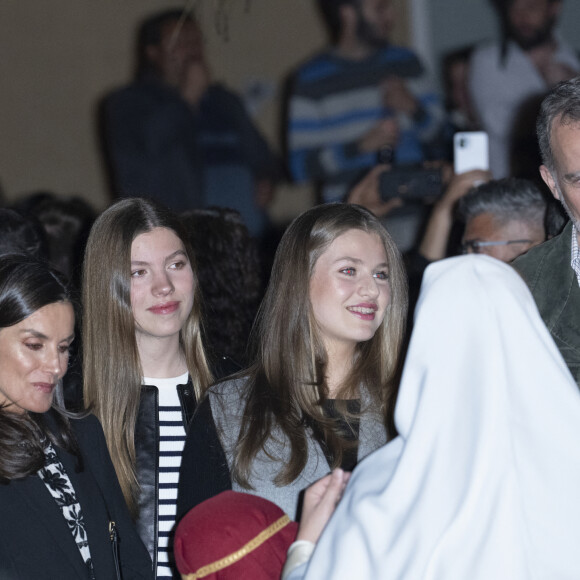 La princesse Sofia, la reine Letizia, la princesse Leonor d'Espagne et le roi Felipe VI - La famille royale d'Espagne assiste à la traditionnelle célébration de la Passion vivante de Pâques à Chinchon, le 8 avril 2023.