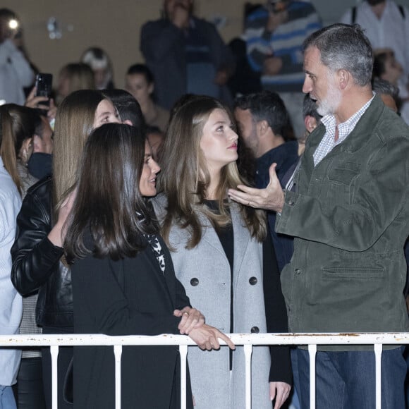 La princesse Sofia, la reine Letizia, la princesse Leonor d'Espagne et le roi Felipe VI - La famille royale d'Espagne assiste à la traditionnelle célébration de la Passion vivante de Pâques à Chinchon, le 8 avril 2023.