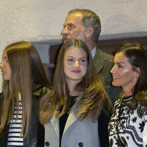 La princesse Leonor d'Espagne, la reine Letizia, la princesse Sofia et le roi Felipe VI - La famille royale d'Espagne assiste à la traditionnelle célébration de la Passion vivante de Pâques à Chinchon, le 8 avril 2023.