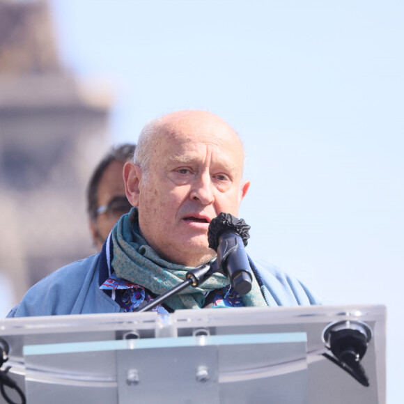 Michel Jonasz - Arrivées des people à la manifestation de soutien à la famille de Sarah Halimi sur la place du Trocadéro à Paris le 25 avril 2021. © Cyril Moreau/Bestimage