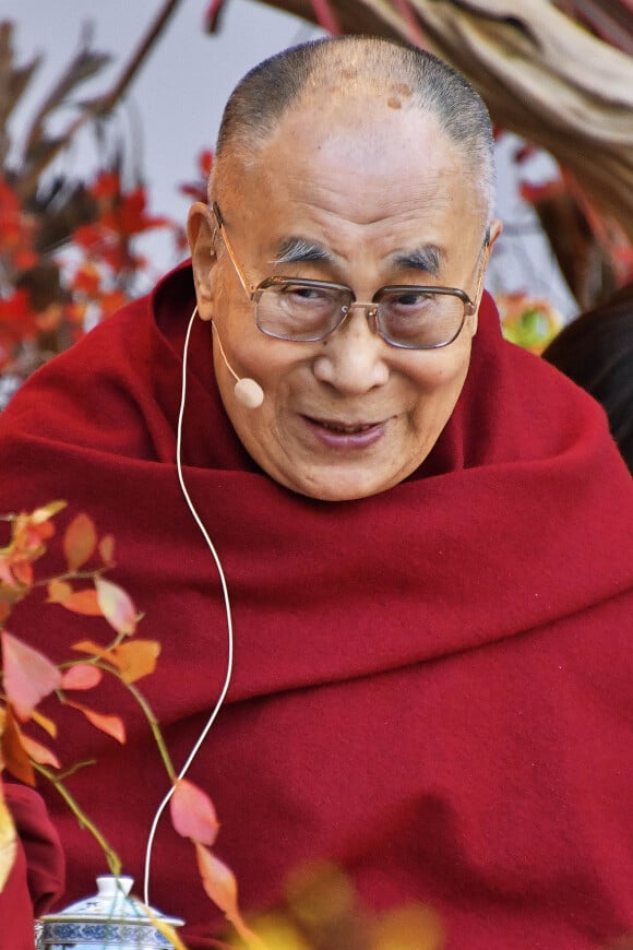 Face aux réactions venues du monde entier, le Dalaï Lama a présenté ses excuses.
Le Dalaï Lama participe au "One - We are One Family" dans la salle de concert en plein air de Hibiya à Tokyo le 17 novembre 2018.