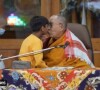 Cette scène ne date pas d'hier, elle vient pourtant de refaire surface.
Le Dalaï Lama demande à un petit garçon de lui sucer la langue.