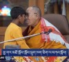 Il lui a ensuite demandé de lui "sucer la langue" sous les applaudissements et les rires du public.
Le Dalaï Lama demande à un petit garçon de lui sucer la langue.