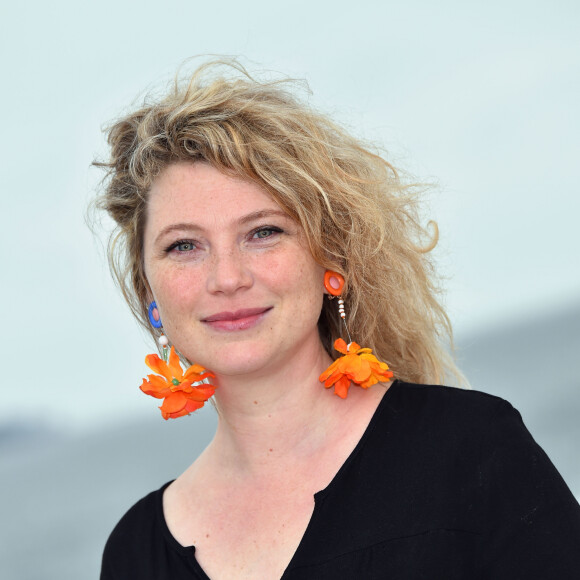 Il s'agissait de Solen Roy-Pagenault, la scénariste de la série Candice Renoir.
Cécile Bois, actrice française - Photocall au MIP TV 2016 afin de présenter "Candice Renoir". Le 4 avril 2016 à Cannes. Le MIPTV est le marché international et le forum de création de contenu pour tous écrans. A Cannes, en avril, le MIPTV est le rendez-vous majeur de la création, la co-production, l'achat, la vente, le financement et la distribution des contenus audiovisuels et online tous supports confondus. © Bruno Bebert / Bestimage