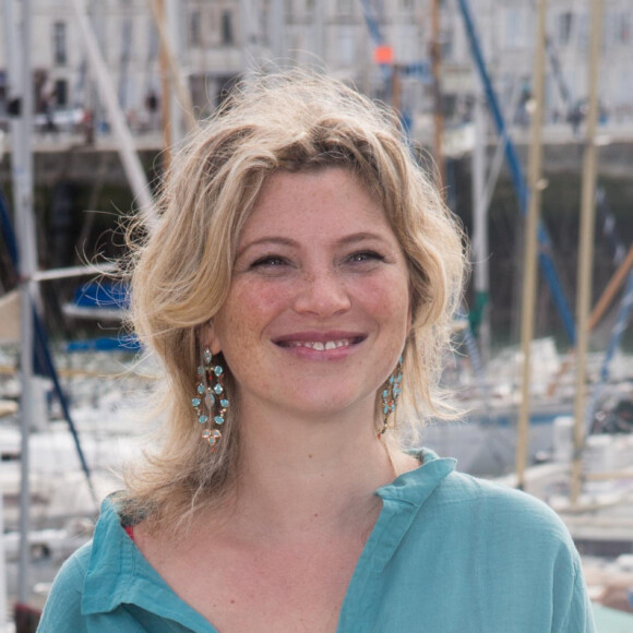 L'actrice a décidé de lui rendre hommage.
Cécile Bois au photocall du film "Envers et contre tous" lors du 17ème Festival de Fiction TV de La Rochelle. Le 11 septembre 2015 
