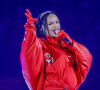 Impossible de ne pas craquer face à cette adorable publication de Rihanna, sur laquelle apparaît son fils, dans une couche, en train de croquer un oeuf de Pâques. 
Rihanna sur scène lors du "Halftime Show" du Super Bowl au State Farm Stadium de Glendale (Arizona).