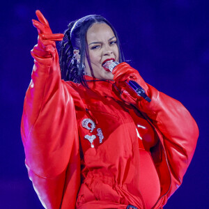 Impossible de ne pas craquer face à cette adorable publication de Rihanna, sur laquelle apparaît son fils, dans une couche, en train de croquer un oeuf de Pâques. 
Rihanna sur scène lors du "Halftime Show" du Super Bowl au State Farm Stadium de Glendale (Arizona).