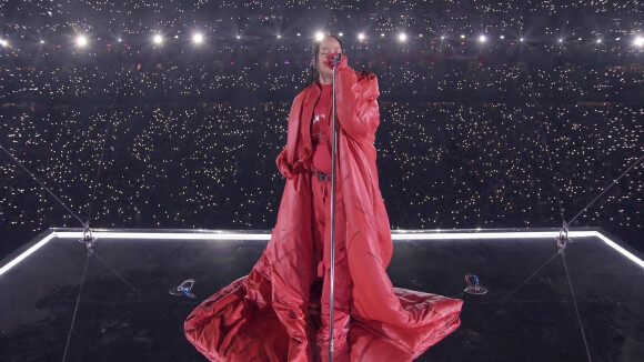 Rihanna sur scène à la mi-temps du Super Bowl 2023 à Glendale, le 12 février 2023. 