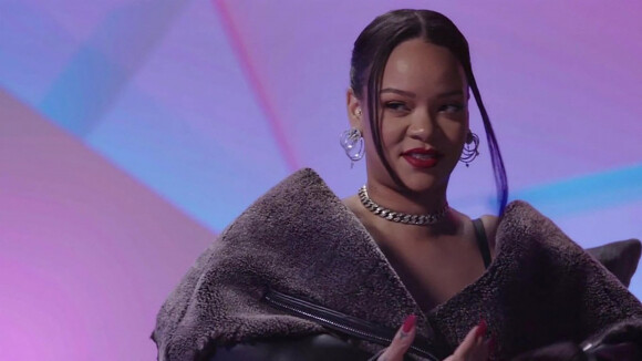Quatre nouvelles photo qui, là aussi, n'ont pas manqué de faire fondre le coeur des internautes.
La chanteuse Rihanna lors de l'interview avant sa prestation à la mi-temps du Super Bowl. Le 12 février 2023 