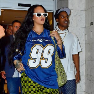 Rihanna et son compagnon Asap Rocky quittent un building de Manhattan à New York.