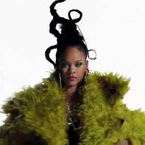 Un bébé craquant, également paré d'une chaîne à son cou, là aussi en forme de croix. "Trop mignon", "Mon humain préféré", "L'âme jumelle de maman", pouvait-on lire dans l'espace réservé aux commentaires. 
Rihanna fait la promotion de sa performance à la mi-temps du Super Bowl de la NFL, le 12 février 2023.