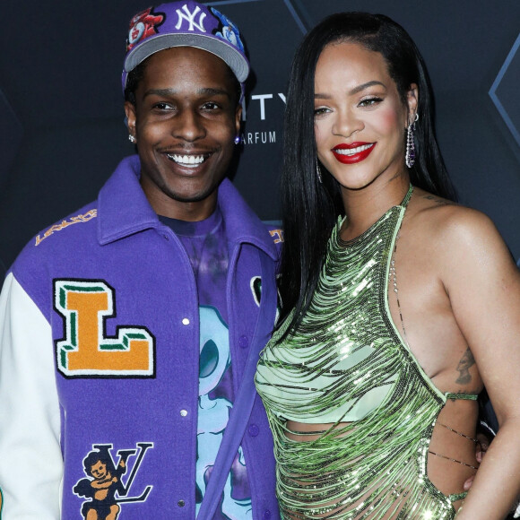 Dans un autre post, que la chanteuse de 35 ans maman a partagée dans la foulée à ses abonnés ce mardi, son fils possède cette fois-ci un livre pour enfants intitulé "Comment attraper le lapin de Pâques".
Rihanna (enceinte) et son compagnon ASAP Rocky au photocall "Fenty Beauty et Fenty Skin" à Los Angeles, le 11 février 2022. 