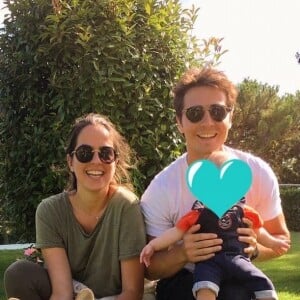 Ils s'étaient dits "oui" lors d'une cérémonie intime, entre deux témoins. 
Anouchka Delon, son mari Julien Dereims et leur fils Lino sur Instagram, décembre 2020.