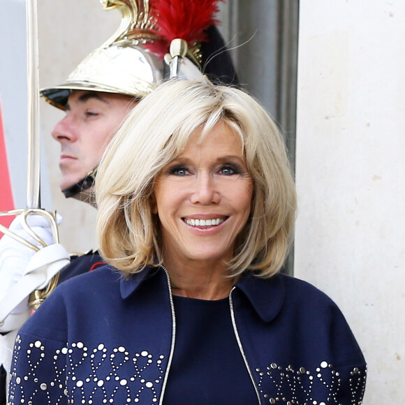 Et reste au soutien de son mari en toutes circonstances. 
Brigitte Macron - Le président de la République française a reçu les membres de la délégation française de Paris2024 ainsi que ses deux prédécesseurs au palais de l'Elysée à Paris, France, le 16 septembre 2017. © Dominique Jacovides/Bestimage 