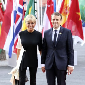 A l'étranger ou en France, elle n'est pas prête de le lâcher ! 
Le Président français Emmanuel Macron et sa femme la première dame Brigitte Macron arrivent au concert de la Neuvième Symphonie de Beethoven à l'Elbphilharmonie de Hamburg, Allemagne, le 7 juillet 2017. © Future-Image/Zuma Press/Bestimage