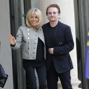 Brigitte Macron (Trogneux) raccompagne le chanteur Bono, co-fondateur de l'organisation ONE après son entretien avec le président de la République au palais de l'Elysée à Paris, le 24 juillet 2017. © Alain Guizard/Bestimage 