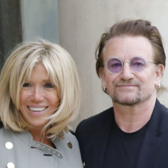 Brigitte Macron (Trogneux) raccompagne le chanteur Bono, co-fondateur de l'organisation ONE après son entretien avec le président de la République au palais de l'Elysée à Paris, le 24 juillet 2017. © Alain Guizard/Bestimage 