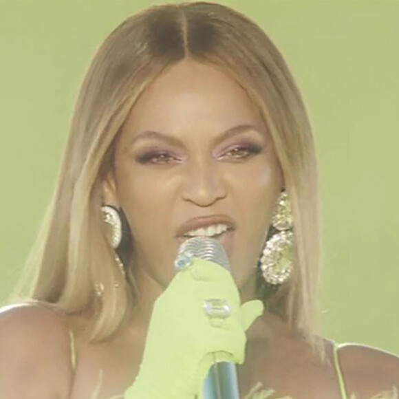 Beyonce, accompagnée de sa fille Blue Ivy, rend hommage aux soeurs Williams en interprétant "Be Alive" en ouverture de la 94 ème cérémonie des Oscar, le 27 mars 2022. Sur le court de tennis de Compton, où s'entraînaient les deux championnes étant jeunes, Beyonce a interprété un extrait de la bande originale du film "La méthode Williams", nommée dans la catégorie "meilleure musique de film". 