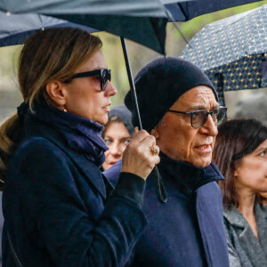 Richard Berry et sa femme Pascale Louange - Arrivées aux obsèques de l'avocat Hervé Temime au cimetière du Montparnasse à Paris, France, le 14 avril 2023. © Clovis-Jacovides/Bestimage