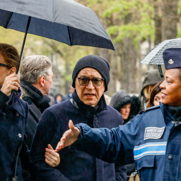 Ils semblaient tous les deux dévastés de ce décès brutal. 
Richard Berry et sa femme Pascale Louange - Arrivées aux obsèques de l'avocat Hervé Temime au cimetière du Montparnasse à Paris, France, le 14 avril 2023. © Clovis-Jacovides/Bestimage