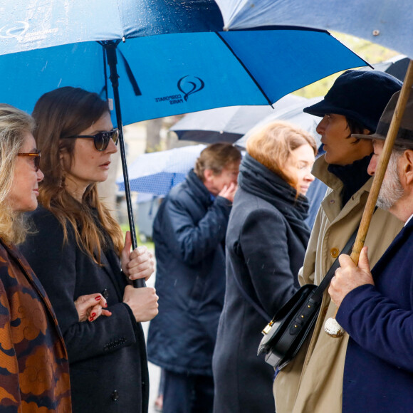 Catherine Deneuve et sa fille Chiara Mastroianni, Denis Olivennes et sa compagne Inès de la Fressange - Arrivées aux obsèques de l'avocat Hervé Temime au cimetière du Montparnasse à Paris, France, le 14 avril 2023. © Clovis-Jacovides/Bestimage