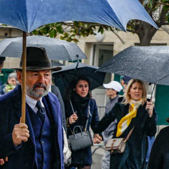 Inès de la Fressange et son compagnon Denis Olivennes, Julia Minkowski - Arrivées aux obsèques de l'avocat Hervé Temime au cimetière du Montparnasse à Paris, France, le 14 avril 2023. © Clovis-Jacovides/Bestimage