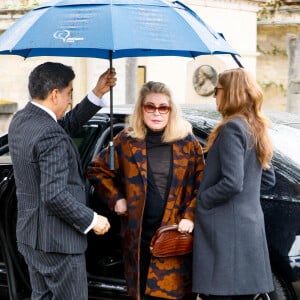 Catherine Deneuve, quant à elle, était avec Chiara Mastroianni, sa fille. 
Catherine Deneuve et sa fille Chiara Mastroianni - Arrivées aux obsèques de l'avocat Hervé Temime au cimetière du Montparnasse à Paris, France, le 14 avril 2023. © Clovis-Jacovides/Bestimage