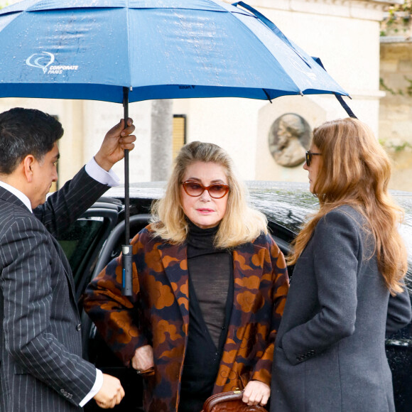 Catherine Deneuve, quant à elle, était avec Chiara Mastroianni, sa fille. 
Catherine Deneuve et sa fille Chiara Mastroianni - Arrivées aux obsèques de l'avocat Hervé Temime au cimetière du Montparnasse à Paris, France, le 14 avril 2023. © Clovis-Jacovides/Bestimage