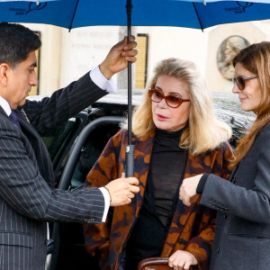 Catherine Deneuve et sa fille Chiara Mastroianni - Arrivées aux obsèques de l'avocat Hervé Temime au cimetière du Montparnasse à Paris, France, le 14 avril 2023. © Clovis-Jacovides/Bestimage