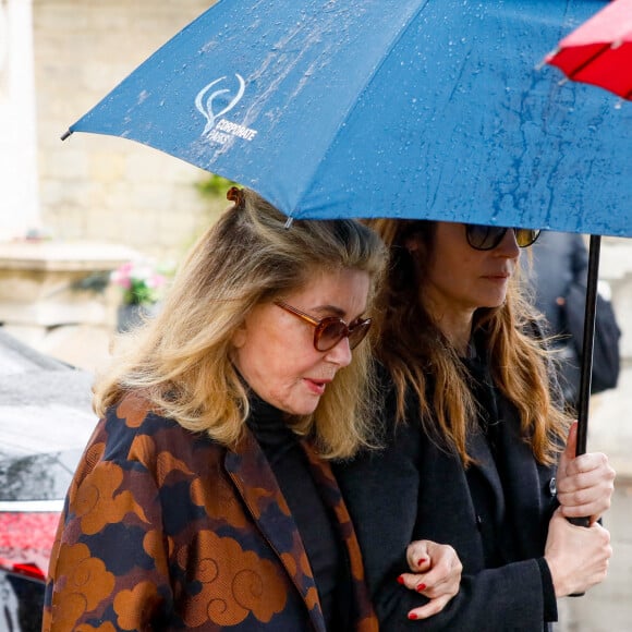 Catherine Deneuve et sa fille Chiara Mastroianni - Arrivées aux obsèques de l'avocat Hervé Temime au cimetière du Montparnasse à Paris, France, le 14 avril 2023. © Clovis-Jacovides/Bestimage