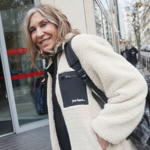 Exclusif - Zazie à la sortie des studios de radio RTL à Paris. Le 1er décembre 2022 © Jonathan Rebboah / Panoramic / Bestimage 