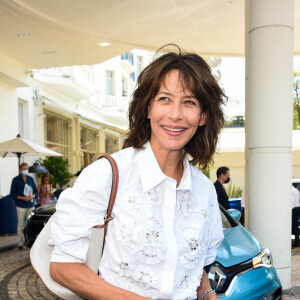 Sophie Marceau - Les célébrités posent aux abords de l'hôtel Martinez pendant le 74 ème festival international du film de Cannes (6-17 juillet 2021), le 8 juillet 2021. 