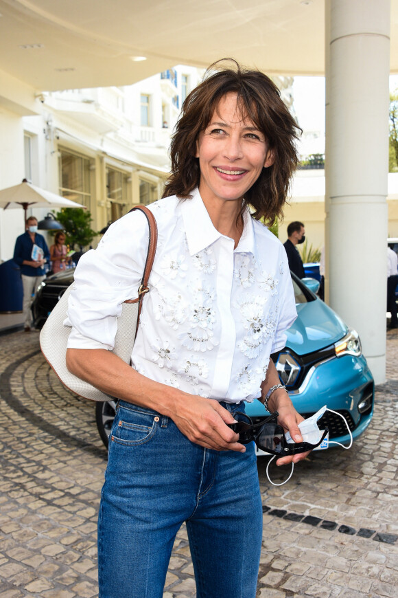 Sophie Marceau - Les célébrités posent aux abords de l'hôtel Martinez pendant le 74 ème festival international du film de Cannes (6-17 juillet 2021), le 8 juillet 2021. 