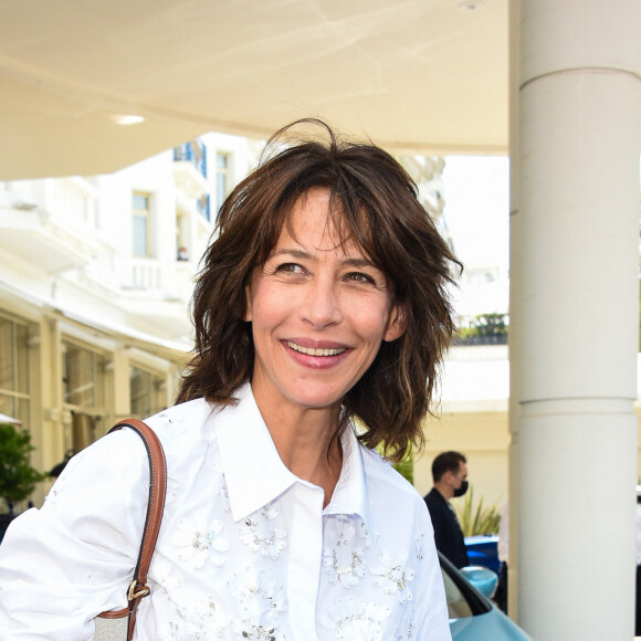 Sophie Marceau - Les célébrités posent aux abords de l'hôtel Martinez pendant le 74 ème festival international du film de Cannes (6-17 juillet 2021), le 8 juillet 2021. 