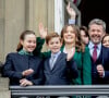 Mais également de voir que les enfants de son fils Frederik ont bien grandi.
La reine Margrethe, le prince Frederik, la princesse Mary, le prince Christian, le prince Isabelle, le prince Vincent, le prince Joachim, la princesse Marie, Graf Felix von Monpezat, le comte Nikolai de Monpezat, le comte Henrik de Monpezat, la comtesse Athéna de Monpezat de Danemark - La famille royale du Danemark lors de la célébration du 83ème anniversaire de la reine Margrethe au balcon du palais d'Amalienborg à Copenhague, Danemark, 16 avril 2023. 