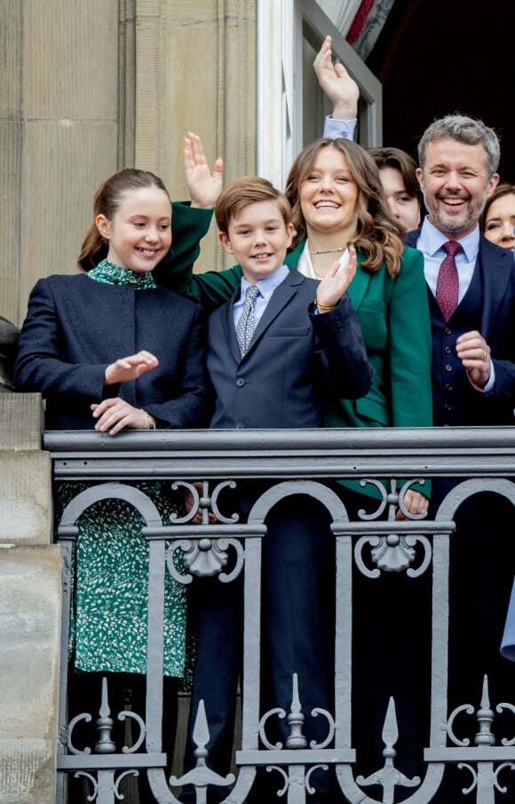 Mais également de voir que les enfants de son fils Frederik ont bien grandi.
La reine Margrethe, le prince Frederik, la princesse Mary, le prince Christian, le prince Isabelle, le prince Vincent, le prince Joachim, la princesse Marie, Graf Felix von Monpezat, le comte Nikolai de Monpezat, le comte Henrik de Monpezat, la comtesse Athéna de Monpezat de Danemark - La famille royale du Danemark lors de la célébration du 83ème anniversaire de la reine Margrethe au balcon du palais d'Amalienborg à Copenhague, Danemark, 16 avril 2023. 