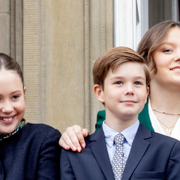 La reine Margrethe, le prince Frederik, la princesse Mary, le prince Christian, le prince Isabelle, le prince Vincent, le prince Joachim, la princesse Marie, Graf Felix von Monpezat, le comte Nikolai de Monpezat, le comte Henrik de Monpezat, la comtesse Athéna de Monpezat de Danemark - La famille royale du Danemark lors de la célébration du 83ème anniversaire de la reine Margrethe au balcon du palais d'Amalienborg à Copenhague, Danemark, 16 avril 2023. 