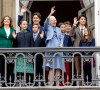 Pour la première fois depuis des années, toute la famille s'est réunie sur le balcon du palais.
La reine Margrethe, le prince Frederik, la princesse Mary, le prince Christian, le prince Isabelle, le prince Vincent, le prince Joachim, la princesse Marie, Graf Felix von Monpezat, le comte Nikolai de Monpezat, le comte Henrik de Monpezat, la comtesse Athéna de Monpezat de Danemark - La famille royale du Danemark lors de la célébration du 83ème anniversaire de la reine Margrethe au balcon du palais d'Amalienborg à Copenhague, Danemark, 16 avril 2023.