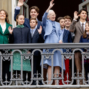 Pour la première fois depuis des années, toute la famille s'est réunie sur le balcon du palais.
La reine Margrethe, le prince Frederik, la princesse Mary, le prince Christian, le prince Isabelle, le prince Vincent, le prince Joachim, la princesse Marie, Graf Felix von Monpezat, le comte Nikolai de Monpezat, le comte Henrik de Monpezat, la comtesse Athéna de Monpezat de Danemark - La famille royale du Danemark lors de la célébration du 83ème anniversaire de la reine Margrethe au balcon du palais d'Amalienborg à Copenhague, Danemark, 16 avril 2023.
